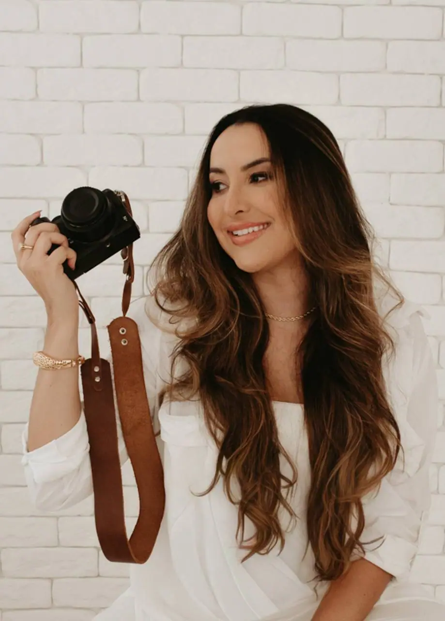 Amanda Melo segurando sua câmera